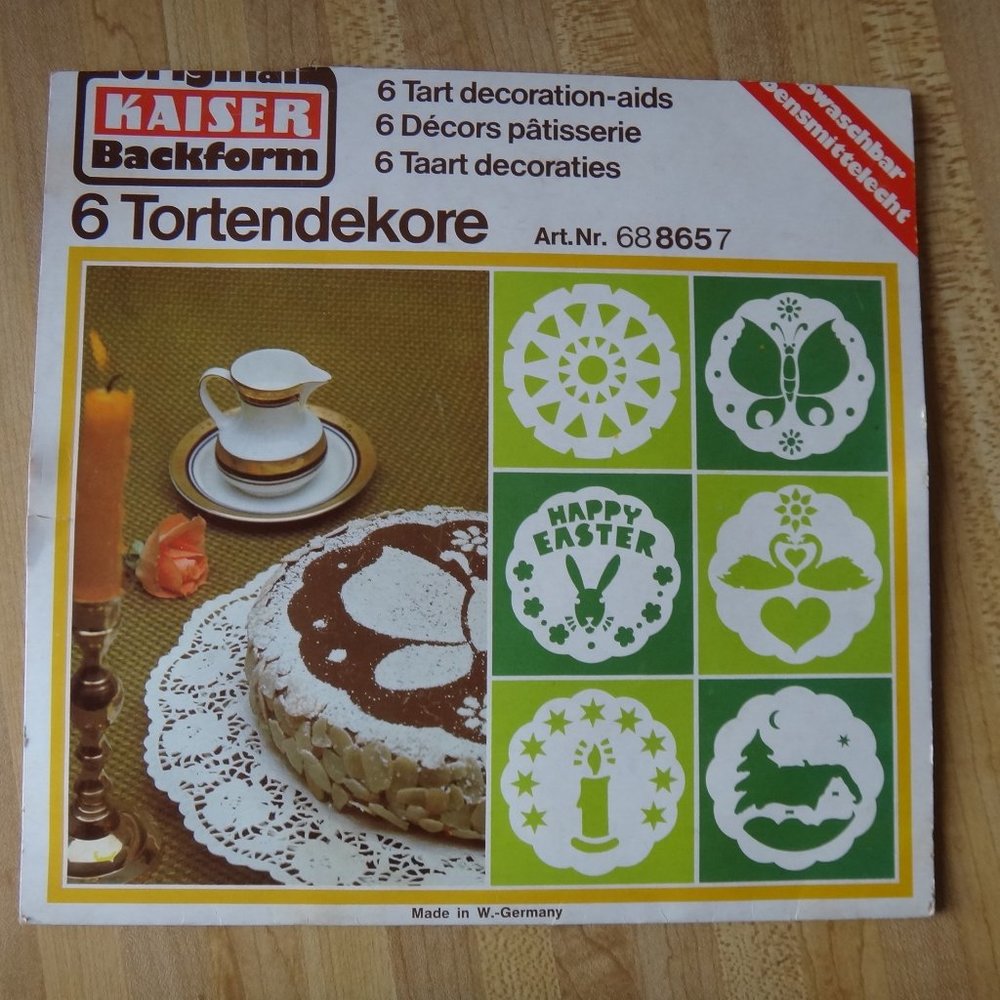 Vintage Holiday’s  CAKE  DECORATING  KIT